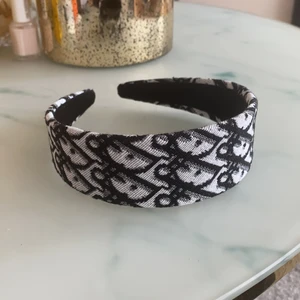 Dior diadem - Diadem/hårband med Dior-mönster. Replika. Helt oanvänt, bara haft det på för att ta en bild för att visa hur det ser ut. 200kr/bud vid fler intresserade, frakt tillkommer 😊💕