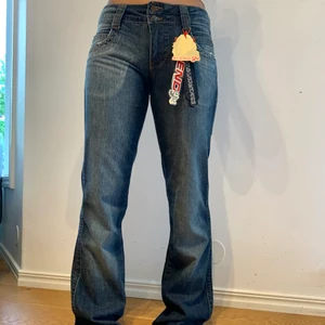 Low waist jeans - Säljer min mammas low waist jeans från 00-talet! Det är helt oanvända och nya! 🤎 KÖP DIREKT FÖR 350kr | Frakt igår ej i priset