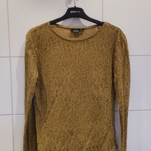 Olivgrön, genomskinlig tröja  - Olivgrön, genomskinlig tröja i fint skick från Kappahl i storlek S✨ Gratis frakt 💕