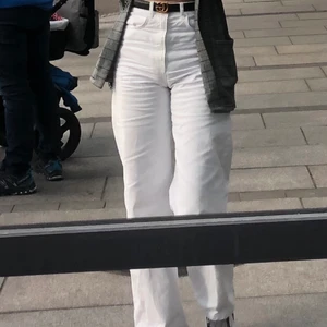 vita jeans gina tricot - Säljer mina superfina jeans ifrån gina tricot då dom tyvärr blivit för små :( Jag är en storlek M, passar storlek S! Skriv för mer bilder, frakt tillkommer💘 Inköpta för 600