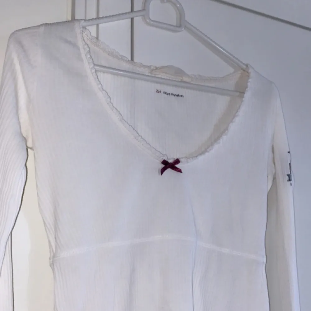 Knappt använd vit odd molly tröja i storlek S. Säljer för 150 kr 🌸. Blusar.