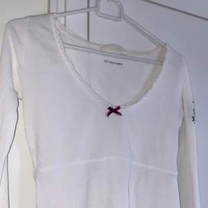 Knappt använd vit odd molly tröja i storlek S. Säljer för 150 kr 🌸