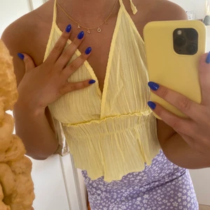 Gulligaste volangtoppen 💛 - Säljer denna fina gula volangtopp!! 💛 aldrig använd. Storlek S. Budgivning från 100 kronor 🌻✨ Verkligen så fin!! 💫 LÄGG BARA BUD OM DU KAN OCH VILL KÖPA 💫