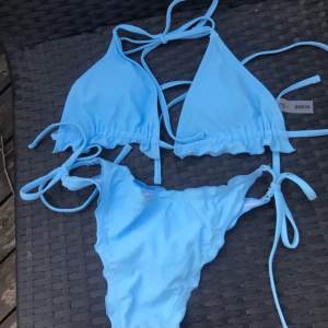 Superfin blå bikini i strl S. Tog bilden utomhus för att färgen ska synas bäst, super fin till sommaren och passar de flesta storlekar💙💙 budgivning om flera är intresserade