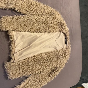 Pälskofta - Jättefin pälskofta, har köpte från Ginatricot. Den är fin att ha när man ska gå ut med sina vänner eller gå på fest matchar nästan med allt, den är varm och billig.