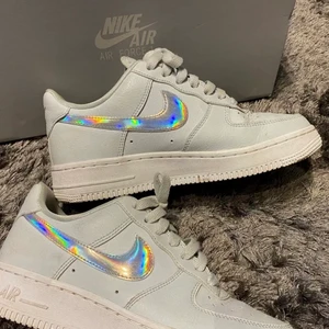 Nike air force 1 - Pga av att jag ej kunde se några chatter lägger jag ut igen. Blåa air force 1 i superfint skick. Storlek 37.5! + 66kr frakt💙💙💙
