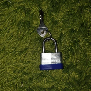 Metall lås med 1 extra nyckel  - Metall lås som man använder nycklar för att låsa upp. Har lagt till en extra nyckel ifall du tappar bort den första.