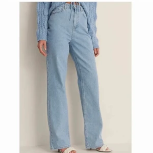 Långa Jeans från NA-KD, stl 34! - Köpte dessa ljusa, trendiga jeans från NA-KD av någon annan här på Plick men de var tyvärr förstora!!! 😭😭😭 Så hoppas på att någon annan får användning för de! Perfekta till sommaren;) Köparen står för frakten! ❗️första bilden är lånad❗️