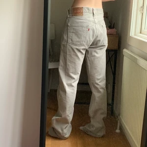 Levis 501  - Skiiiitsnygga Levis 501:or i strl 31/34 som tyvärr är lite för stora för mig😢 i en jättefin ljusgrå färg, passar många storlekar men det är också beroende på önskad passform💕 (sista bilden har jag dragit upp byxorna lite) skriv privat för frågor❤️