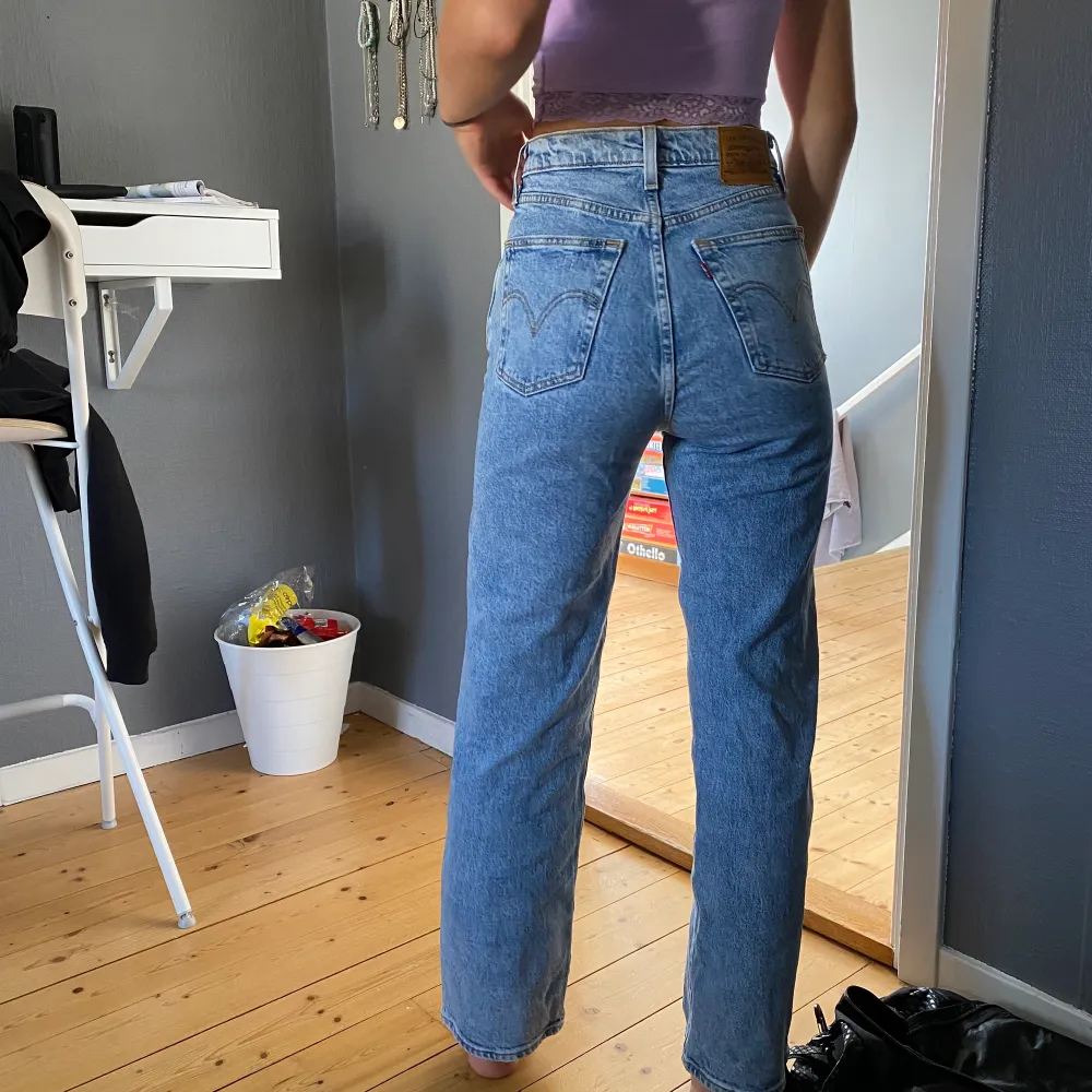 Tänker kolla om ngn är intresserad av mina levis jeans dom är nästan nya fick dom när jag fyllde år förra året men har ej använt dom sen dess! Nypris 1200kr och storleken är 26 skulle passa 25 med! Jag är 169 cm lång och dom är mer till anklarna på mig! Sitter väldigt fint💗 köparen står för frakten ca 100kr om man skickar med PostNord! Hör av dig vid frågor eller intresse… . Jeans & Byxor.