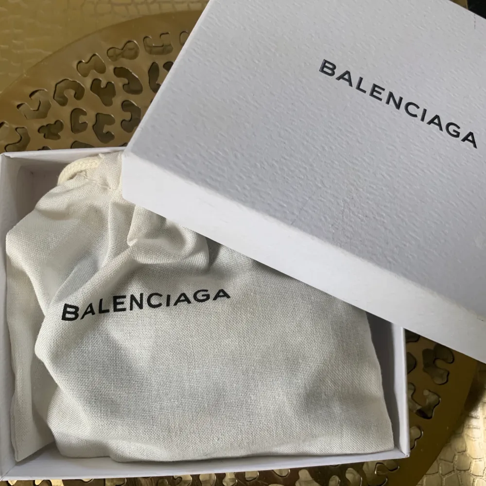 Säljer mitt fina Balenciaga armband som är i jättebra skick. Storlek M (justerbart så passar de flesta). Köpt på Nathalie Schuterman för ett par år sedan. Kommer med dustbag + box, självklart äkta 💕 buda från 700 eller köp direkt för 1000 🌸. Accessoarer.