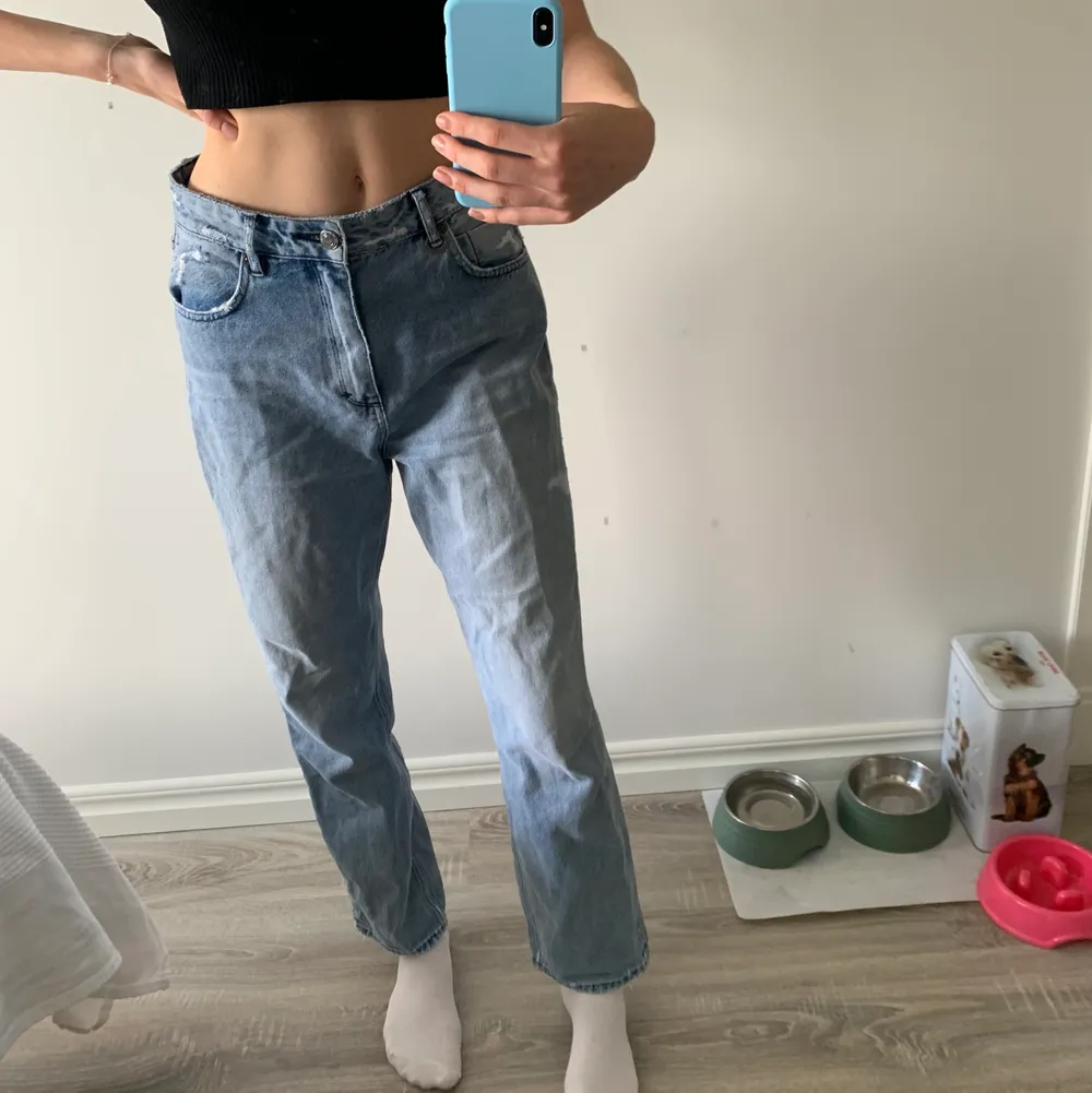 Supersnygga jeans som tyvärr blivit för stora för mig. Dom är i storlek m/38. Väldigt bekväma och snygga med raka ben. Jag är 175 cm lång❤️. Jeans & Byxor.