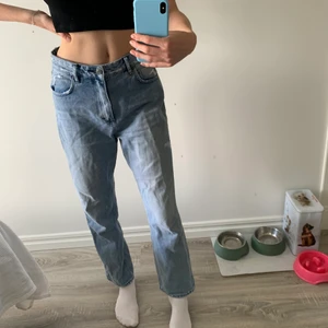 Jeans! - Supersnygga jeans som tyvärr blivit för stora för mig. Dom är i storlek m/38. Väldigt bekväma och snygga med raka ben. Jag är 175 cm lång❤️
