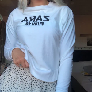  Vit långärmad tröja från Zara med tryck! - Jättefin vit långärmad tröja från Zara med tryck på bröstet, säljer pga att den inte kommer till användning! Funkar super året runt till antingen jeans eller kjol, eller över någon klänning när det är kallt😍 100kr + frakt 💃🏼