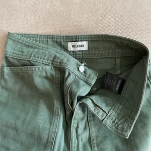 Weekday kaki vida jeans  - nästan nya weekday byxor med breda ben. bara bärs två gånger! Storlek 26! Frakt: 29sek