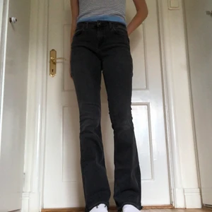 Zara bootcut jeans - Mörkgrå bootcut jeans från Zara. Strl 38, men stretchigt material o skulle säga att de är mer som en 36. Säljer för att de inte används längre, är i bra skick.