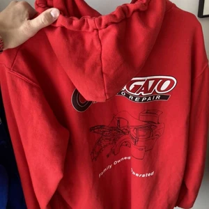 Röd arigato hoodie  - Säljer åt brorsan. Hans hoodie från Axel arigato som är limited edition. Frakten tillkommer. Buda från 400 (frakt tillkommer) eller köp direkt för 500+frakt