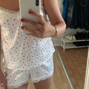hjärtpyjamas - Säljer nu mitt fina pyjamas set som är i princip oanvänt, det är super sött och både shortsen och linnet går att matcha med andra plagg tex hoodie eller under en kofta! ❤️ frakten ingår INTE i priset 