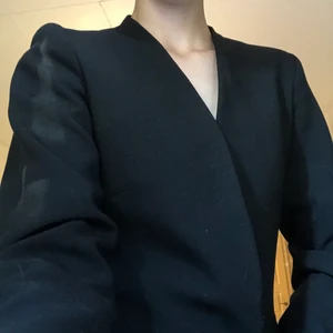 Svart kavaj från zara  - En svart basic kavaj från zara i stolek M. Säljs då jag inte själv gillar att ha på mig i kavaj. 