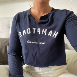 Croppad sweatshirt  - En blå croppad sweatshirt. Har ett litet cut i halsringen.