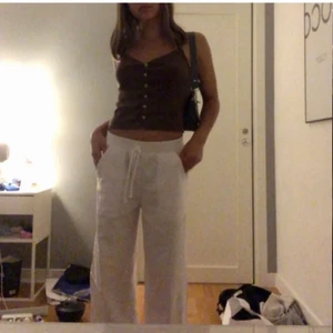 Linnebyxor - (Lånade bilder) Helt oanvända med lapp kvar. Köpt av en tjej är på plick men dom passade tyvärr inte mig. Om många är intresserade startar jag en budgivning. Mötas i täby eller fraktas. Buda eller köp direkt för 350💕