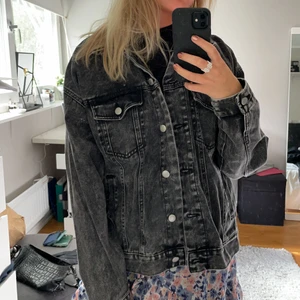 jeansjacka - jeansjacka från bikbok storlek S, använd 1 gång