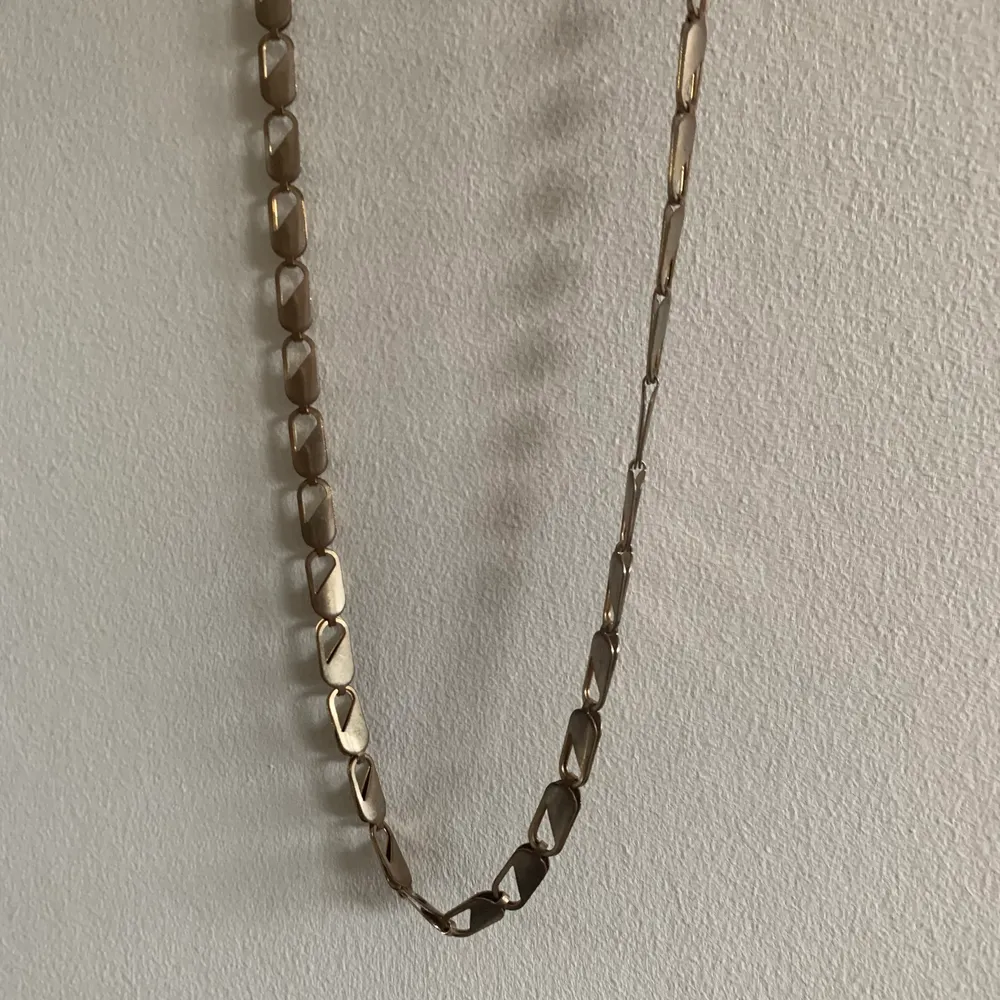 Har detta supercoola chainhalsband som tyvärr inte är min stil, en kedja och ett gäng blandade statement halsband samt två par örhängen! Priset är diskuterbart så kom med förslag❤️. Accessoarer.