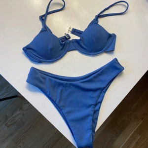 Bikini  - Helt oanvända bikini som endast är testad!! hygienlapp sitter kvar💓 säljer då den tyvärr var för liten :/ 💗 priset är inklusive frakt!! 