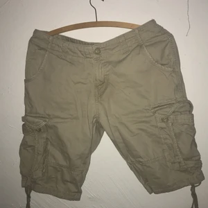Beige Shorts - Beigea shorts från lager 157 med knutar på sidorna. 6 fickor 