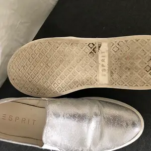 Snygga silver skor från Espirit, använd ca 5 ggr. Storlek 41, lite tajt i tån, brukar annars ha 40. Bekväma och snygga sommarskor! 