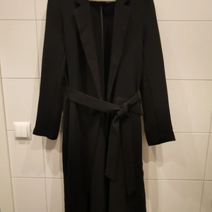 Svart kappa  - Svart kappa från H&M i storlek 36 🖤 