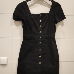 Svart klänning med knappar  - Tyvärr blev denna aldrig använd då den inte passar 🥺 Svart klänning från i storlek 36 ✨ Frakt tillkommer 💕