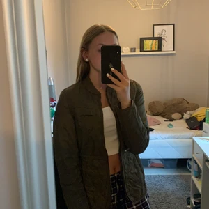 Höstjacka från lexington - Säljer min höstjacka i storlek s och som är ifrån lexington för att har andra jackor jag tycker bättre om och då blir det inte av att jag använde denna. Om det är något du under eller liknande så är det bara att skriva så svarar jag så snabbt jag kan!💖