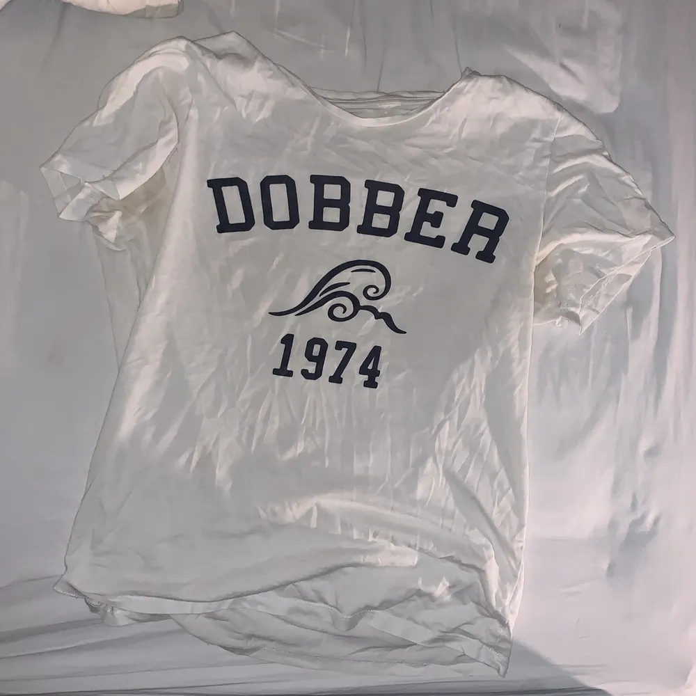 Vit t-shirts från dobber i storlek S men passar som minst M. Stretchigt tyg. Bra skick använt fåtal gånger. Köparen står för frakt eller mötas i Norrköping. :). T-shirts.