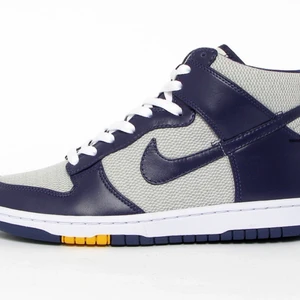 Nike dunk high  - Är använda fast är endå i ganska bra skick