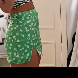 Kjol - Super fin kjol,men tyvärr alldeles för kort på mig som är 171cm lång därav är den alltså aldrig använd (frakten ingår ej)