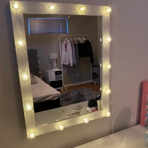 Sminkspegel - Jättefin sminkspegel från Clas Ohlson, superfint skick, 100kr+frakt 🥰 Finns tillgång till att sätta in batterier, även sladd medkommer!