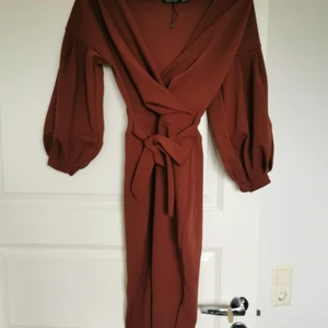 Klänning  - Använd 1 gång. Storlek 36 