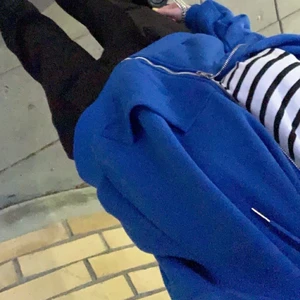 Blå ziphoodie - UTE IGEN PGA OSERIÖS KÖPARE! så fin ziphoodie endast använd en gång så helt i nyskick. Storlek s men passar xs-m/l beroende på hur man vill att den sitter KRAM❤️‍🔥❤️‍🔥❤️‍🔥 priset är exk frakt