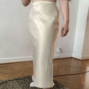 Satinkjol, ny!!  - Stl XS/S, helt ny. Formar sig och är jättefin på då den är figursydd, är 150 cm lång ❤️