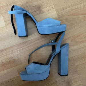 Högklackadeskor med platå  - Inköpta på Zara, endast använda ett fåtal gånger. Storlek 40 men känns som en strlk 39. Superbekväma att gå i! 