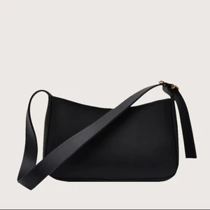 Axelväska svart - Jättefin liten axelväska med guldiga detaljer. Perfekt för att lägga till det lilla extra till varje outfit. 