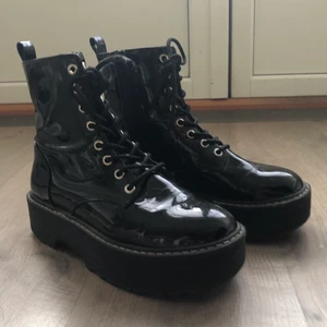platåskor boots h&m 39 38 - riktigt snygga boots från h&m i storlek 39, men ganska små i storleken så skulle snarare säga 38. dessa skor är höga och använda en del men fortfarande i fint skick. säljer då jag har liknande som jag använder mer :( vi kan diskutera priset :)