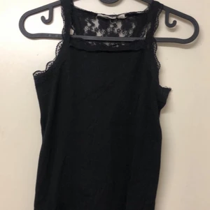 Svart linne med spets storlek 146/152 - Svart ribbat linne, spets i övre ryggen och på banden. Fint skick, använd ett fåtal gånger. Köparen står för frakten. 💗