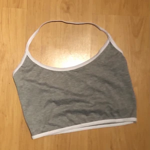 Grå topp - Storlek L, men skulle säga den är ett M/L. Oanvänd. 