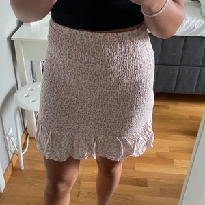 Volangkjol från bikbok  - Köparen står för frakten (som tillkommer) och betalning sker via swish. Skriv för fler bilder samt frågor.