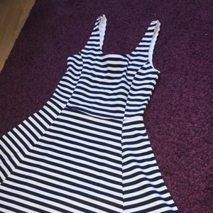Klänning från H&M - En blå/vit randig klänning från H&M i storlek 34 som är köpt för några år sedan. Klänningen är knappt använd och det finns inga tecken på slitage. Säljer pågrund av att den blivit för liten. Säljer för 80 kr+ frakt.