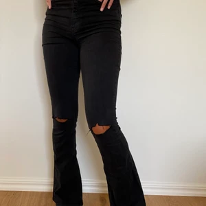 Svarta bootcutjeans - Säljer mina svarta bootcutjeans från Gina Tricot då jag ej använder dem så mycket som önskat, därmed i fint skick. Jag har klippt hålen själv, jag på bilden är 170cm lång. Köparen står för frakt, är dock osäker på vad frakten ligger på men kan kolla upp det om så önskas 🥰 kan även skicka fler bilder då jag insåg att man inte ser hela på den bild som finns!