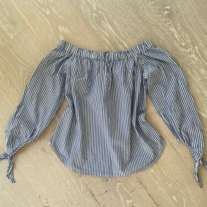 Scotch & Soda blus - Scotch and Soda blus. Stl xs. Blå och vitrandig. Offshoulder. Fint o fräscht skick!