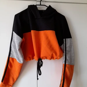 Från boohoo cropped långärmad tröja  - Använt den några gånger. Köpte den för 1 år sedan. Bra skick,man kan knyta den så den blir lite kortare eller ha som den är. 